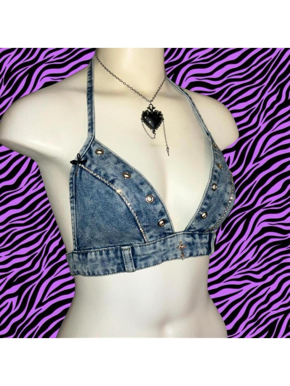 Looove this piece! Only reselling bc itsbtoo large for my chest now.